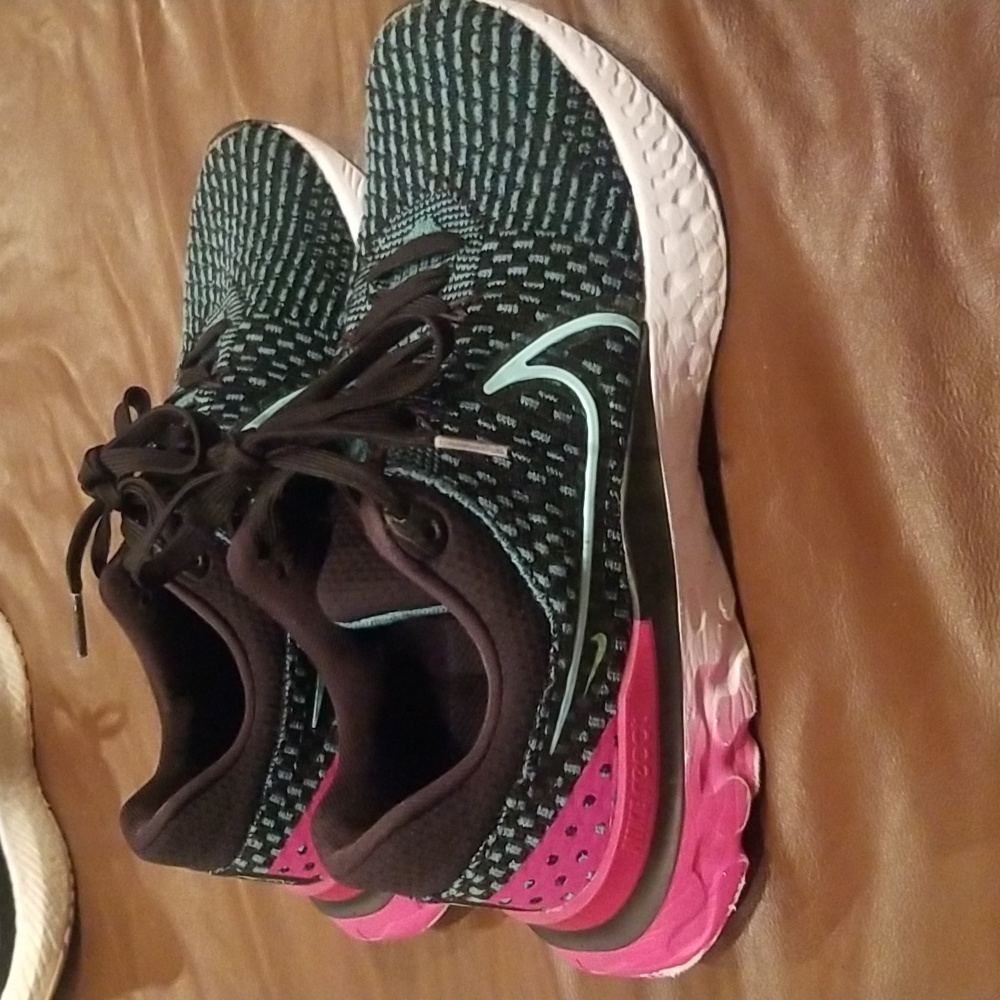 NikeReact Womens Flyknit shoes New  Sz 8.5